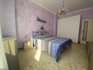 アラッシオにあるViale Hanburyの紫の壁のベッドルーム1室(ベッド1台付)