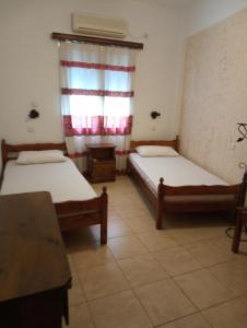 Ліжко або ліжка в номері Nektaria on the Beach