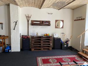 una habitación con barra y una habitación con alfombra en Bregnedalsgaard Bondegårdsferie, en Hobro
