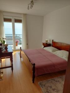 1 dormitorio con 1 cama grande con manta roja en Apartman MB, en Podstrana
