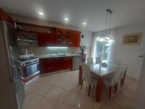 cocina con mesa y comedor en Apartman MB, en Podstrana