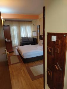 Postel nebo postele na pokoji v ubytování Hotel Kapistec Skopje