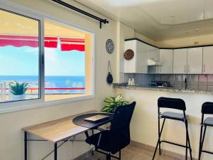 Fotografia z galérie ubytovania Cozy beachfront flat with pool & panoramic sea view terrace v destinácii Puerto de Santiago