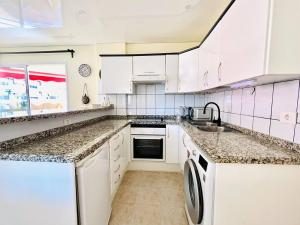 Fotografia z galérie ubytovania Cozy beachfront flat with pool & panoramic sea view terrace v destinácii Puerto de Santiago