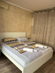 een slaapkamer met een groot bed in een kamer bij Markoni 3 in Boergas