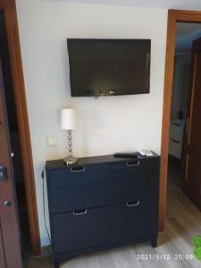 vestidor con TV de pantalla plana en la pared en Estudio Maria de Waard, en Nerja