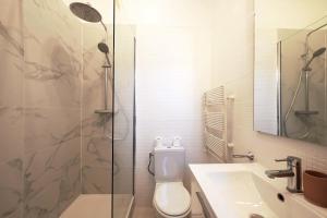 ein Bad mit einer Dusche, einem WC und einem Waschbecken in der Unterkunft Charming Bright Studio in luxurious 16th in Paris