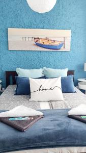 - une chambre avec un lit et un bateau sur le mur dans l'établissement Papagayo Beach Apartments, à Arona