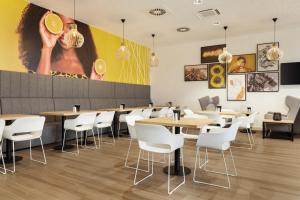 Posezení v ubytování Super 8 by Wyndham Koblenz + 18 fotografií