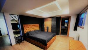 um quarto com uma cama num quarto em ELISA Rooftop Luxury Apartments em Skopje