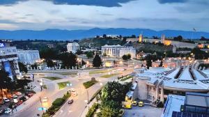 uma vista de uma cidade à noite com tráfego em ELISA Rooftop Luxury Apartments em Skopje