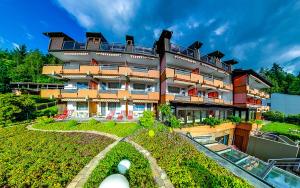 ein großes Gebäude mit einem Garten davor in der Unterkunft Hotel Hochwald in Bad Liebenzell