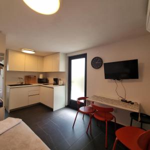 Kuchyňa alebo kuchynka v ubytovaní Apartman Dona