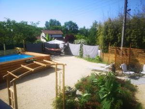 einen Hinterhof mit einem Pool und einem Zaun in der Unterkunft R & R BERGERAC in Bergerac