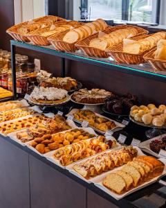 uma padaria com muitos tipos diferentes de pães e doces em Edícula Cambará em Cambará
