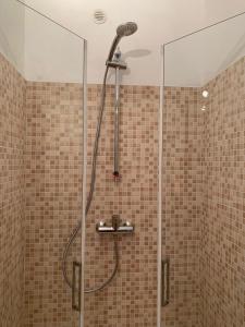 a shower with a shower head in a bathroom at Il Vantaggio in Bagnoregio