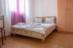 a bedroom with a bed with pink towels on it at Villa Horizon Canj in Čanj