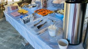 un tavolo con una tovaglia blu con sopra del cibo di Hospedaria e Alojamento SítioChaminé Piscinas Naturais a Itaguaí