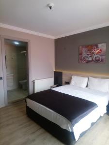 Grand Faik Hotel客房内的一张或多张床位