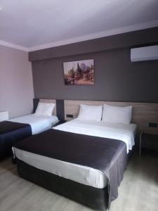 Grand Faik Hotel客房内的一张或多张床位
