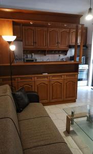 un soggiorno con divano e una cucina di Nord Guesthouse a Néos Pírgos