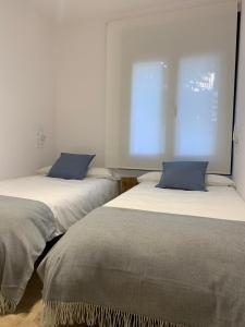 two beds sitting next to each other in a room at CAL JAN - La Muralla in Bellver de Cerdanya 