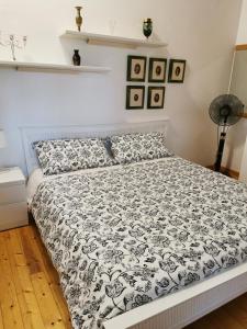 1 dormitorio con 1 cama con edredón blanco y negro en Il Bagolaro, en Feriole