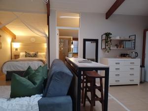 1 dormitorio con cama, mesa y sofá en Eggersheim, en Pinetown