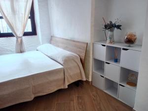 1 dormitorio con 1 cama y vestidor en Alghero d'Estate en Alguer