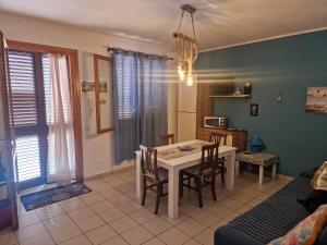 a kitchen and dining room with a table and chairs at Casa Sabrina in San Vito lo Capo