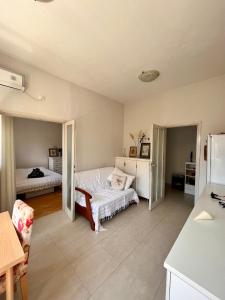 una camera con due letti e un tavolo e una cucina di Mint Apartment a Tivat