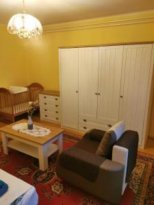 - un salon avec un canapé et une table basse dans l'établissement Mária Vendégház, à Lesenceistvánd
