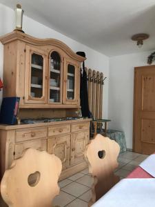 1 dormitorio con una cabaña de madera en una habitación en Gästehaus Schwarzlofer, en Reit im Winkl