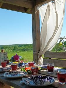 einem Holztisch mit Teller mit Lebensmitteln darauf in der Unterkunft BABIE LATO dostęp do jeziora UBLIK in Konopki Wielkie