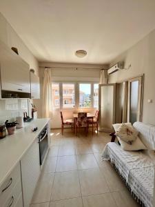 una cucina e un soggiorno con divano e tavolo di Mint Apartment a Tivat