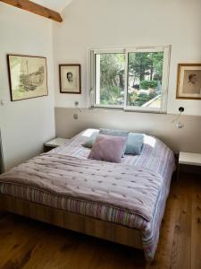 1 dormitorio con 1 cama grande y ventana en Les Héliades en Le Touquet-Paris-Plage
