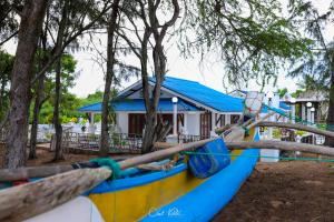 eine blaue und gelbe Wasserrutsche in einem Park in der Unterkunft Ceylonta Beach Resort in Hambantota