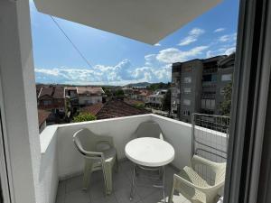 balcón con mesa, sillas y vistas en ZOJA Apartments, en Kavadarci
