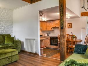 ein Wohnzimmer mit einem Sofa und einer Küche in der Unterkunft The Shippon in Appletreewick
