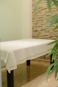 1 cama con colchón blanco sobre una mesa en Hotel Suite & Spa Verdesolaro en Villa Elisa