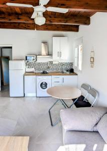 科尼爾－德拉弗龍特拉的住宿－Conil terraza apartamentos，厨房配有桌子和桌椅
