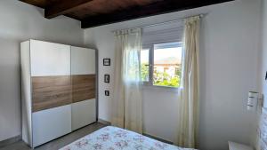 科尼爾－德拉弗龍特拉的住宿－Conil terraza apartamentos，一间卧室设有一张床和一个窗口