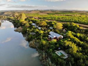 - une vue aérienne sur une maison à côté d'une rivière dans l'établissement Ndlovu Addo River Lodge, à Kirkwood