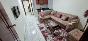 uma sala de estar com um sofá e uma mesa em ستوديو على البحر محطة الرمل Raml station stodeo em Alexandria