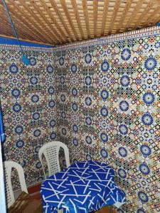 Un comedor con una mesa y dos sillas. en DAR AMAN CHEFCHAOUEN, en Chefchaouen