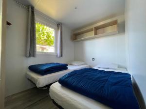 Postel nebo postele na pokoji v ubytování International Camping Ardèche