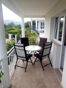 Rõdu või terrass majutusasutuses Apartments Vuk&Jovan