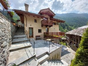 una casa con balcón y escaleras que conducen a ella en Bilocale nel cuore del Cervino, en Valtournenche