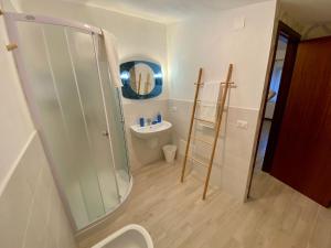 ein Badezimmer mit Dusche, Toilette und Waschbecken in der Unterkunft Villa D'Anna in Cefalú + 42 Fotos