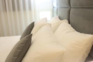 Un pat sau paturi într-o cameră la Bellezza Resort & SPA
